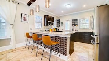 Refrigerador, cafetera/tetera, utensilios de cocina