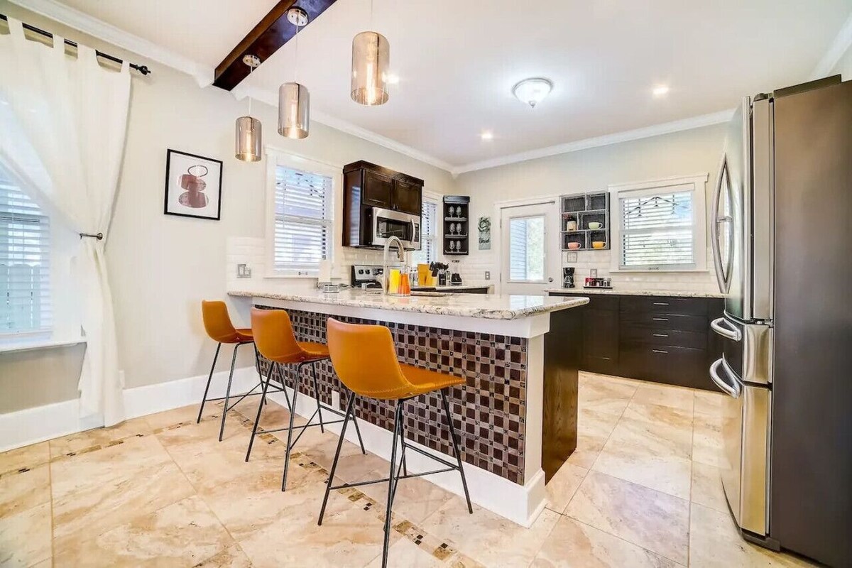 2 BR/2BTH Downtown Home - Walk/Bike to Riverwalk!