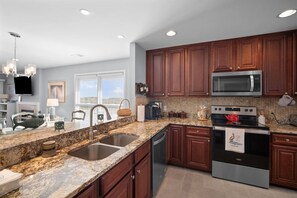 Fridge, oven, dishwasher, coffee/tea maker - Oceanview, Pet Friendly in Pelican Point (Saint Helena Island)