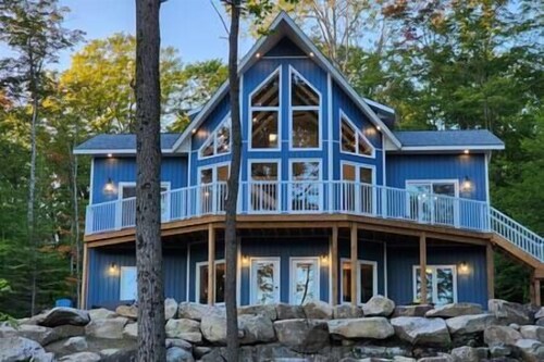 Luxury Waterfront Cottage on Little Doe Lake