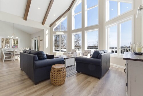 Luxury Waterfront Cottage on Little Doe Lake