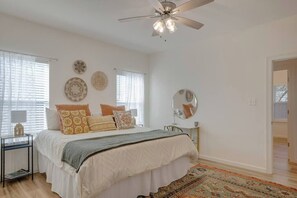 3 bedrooms, desk, iron/ironing board, travel crib