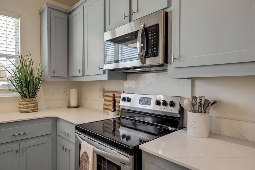 Geladeira, micro-ondas, fogão, cooktop