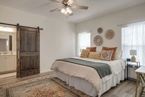 3 Schlafzimmer, Schreibtisch, Bügeleisen/Bügelbrett, Reisekinderbett