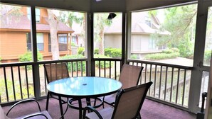 A covered patio with a round table and four chairs. - Port O'Call - Hilton Head 6/21/25-6/28/25 - HUGE DISCOUNT!!

 (Hilton Head Island)