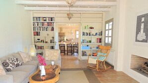 Un salón espacioso con sofá, mesa de centro y estantería.