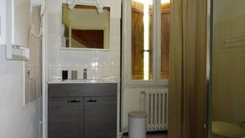 Ducha, secador de pelo y toallas