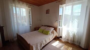 3 dormitorios, tabla de planchar con plancha, cuna de viaje