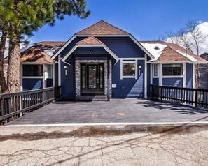 Exterior - Stunning Lake View-Large Kitchen-Hot Tub-Sleeps 16 (Lake Arrowhead)