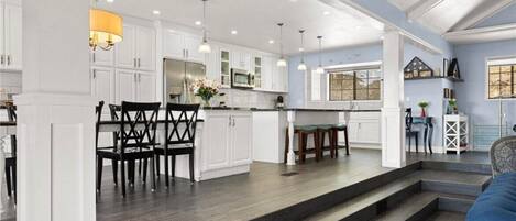 Geladeira, micro-ondas, fogão, cooktop