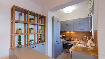 Kühlschrank, Ofen, Geschirrspüler, Wasserkocher mit Kaffee-/Teezubehör