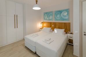 2 habitaciones, tabla de planchar con plancha y cuna de viaje 