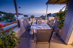 Outdoor dining - Cosy and relaxing atmosphere with view to the Aegean Sea - 5 min from the beach (Alonnisos)