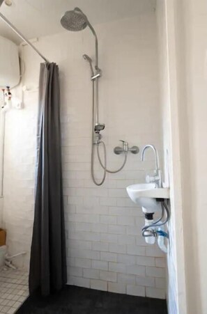 Douche, serviettes fournies, savon, shampoing