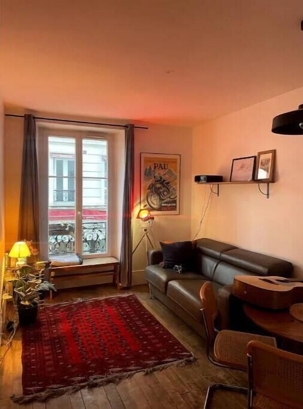 Living area - Cozy home by Canal Saint Martin (Paris)