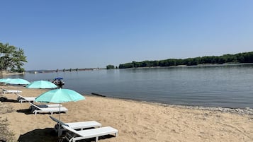 Nära stranden, solstolar och strandhanddukar