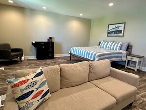 TV connectée, cheminée, baby-foot, livres