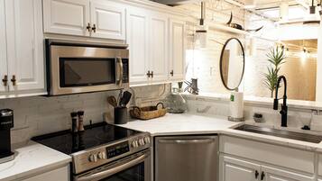 Refrigerador, microondas, horno y parrilla de estufa