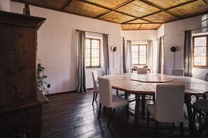 Library - Ansitz Heufler by Norbert Niederkofler (Rasun Anterselva)