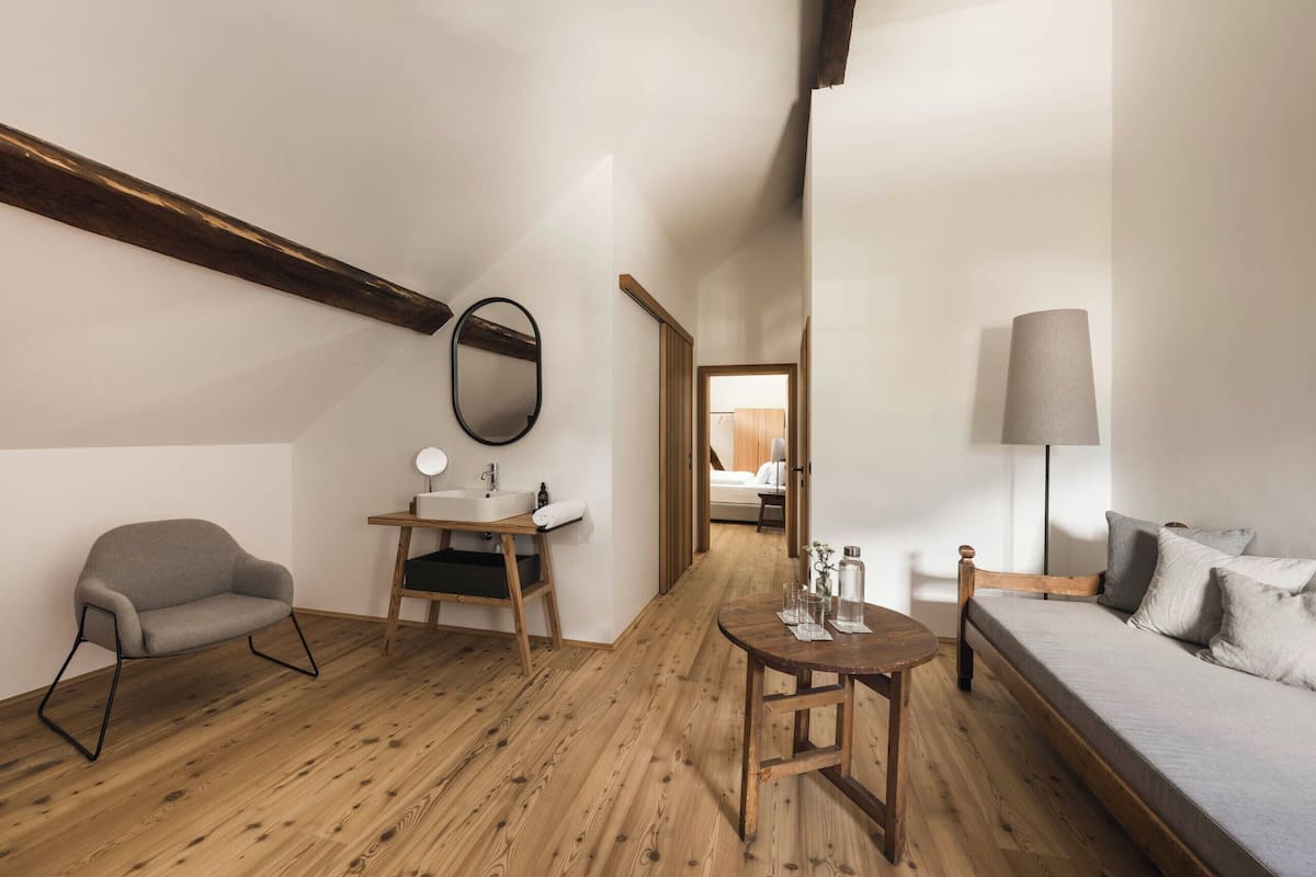 Suite | Living area | LED TV, books