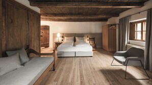 Suite – junior, 1 queensize-seng med sovesofa, ikke-røyk | Italienske Frette-laken, sengetøy av topp kvalitet og dundyner