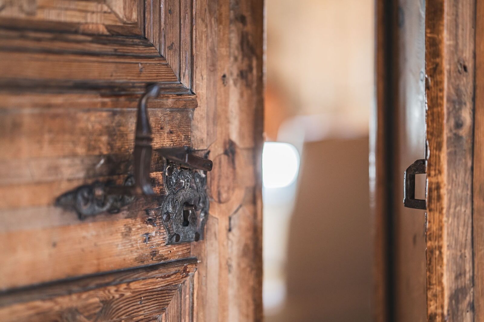 Une porte en bois avec un loquet en métal et un trou de serrure.