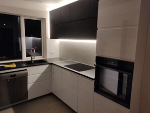 Mikrobølgeovn, ovn, kokeplater og oppvaskmaskin