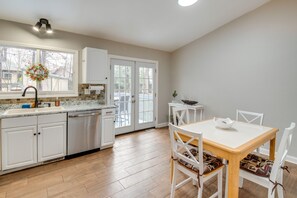 Dining - Pet-Friendly Fletcher Home - 13 Mi to Asheville! (Fletcher)