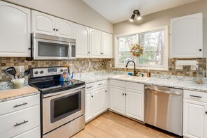 Fridge, microwave, stovetop, dishwasher - Pet-Friendly Fletcher Home - 13 Mi to Asheville! (Fletcher)