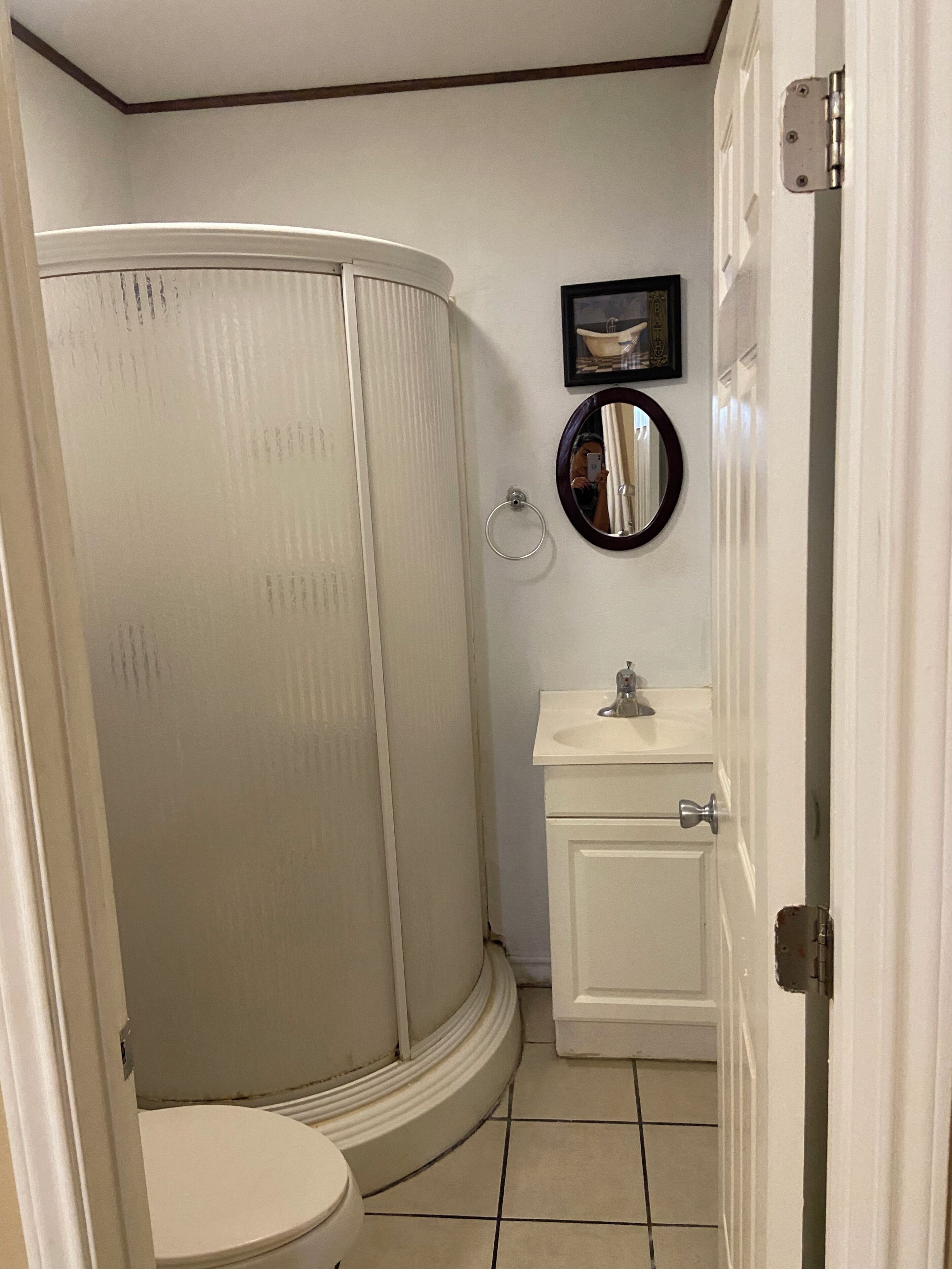Ein Badezimmer mit Toilette, Waschbecken und Duschkabine.