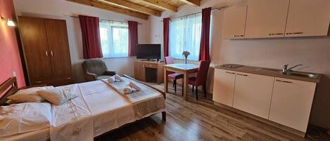 1 bedroom, desk, free WiFi, bed sheets