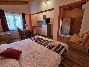 1 bedroom, desk, free WiFi, bed sheets