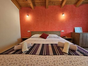 1 bedroom, desk, free WiFi, bed sheets