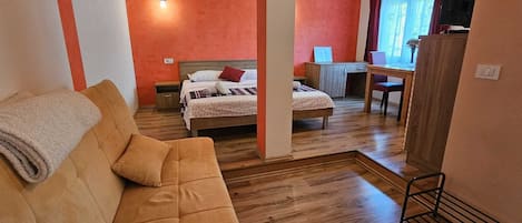1 habitación, escritorio, wifi gratis y ropa de cama