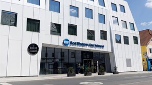 A modern hotel building with a clear entrance, a sign for Best Western Hotel, and a visible restaurant sign. - Best Western Hotel Spinnerei Linz (Linz)