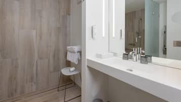 Habitación estándar, 2 camas individuales, accesible para personas con discapacidad | Baño | Ducha y toallas