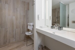 Standard Room, 2 Twin Beds, Accessible | Bathroom | Shower, towels