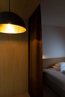 Ropa de cama hipoalergénica y caja de seguridad en la habitación