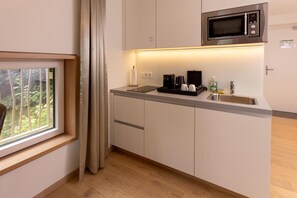 Standard Apartment, 1 King Bed, Kitchenette, Annex Building | 1 bedroom, hypo-allergenic bedding, in-room safe, desk