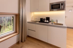 Appartement Standard, 1 très grand lit, coin cuisine, dans les dépendances | 1 chambre, literie hypoallergénique, coffres-forts dans les chambres