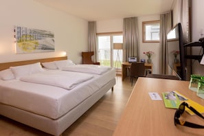 Appartement Standard, 1 très grand lit, coin cuisine, dans les dépendances | 1 chambre, literie hypoallergénique, coffres-forts dans les chambres