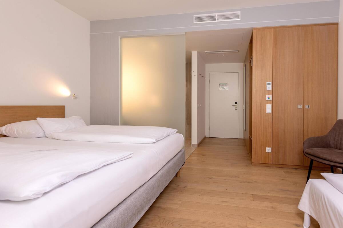 Hypo-allergenic bedding available, in-room safe, desk, soundproofing
