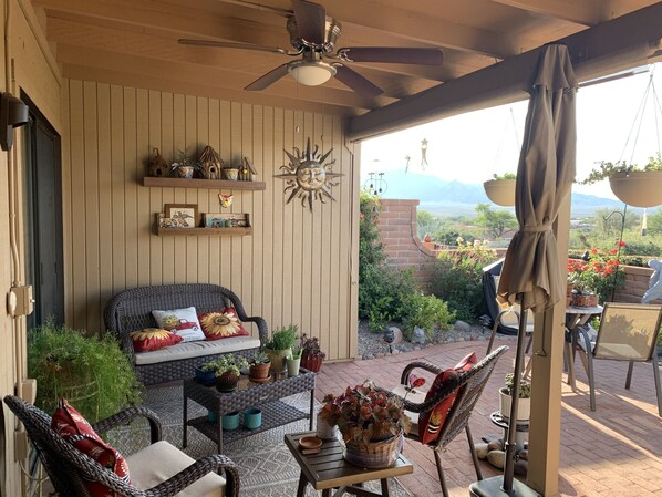 Outdoor dining - Garden Home with Mountain & Desert Views by RedAwning (Green Valley)