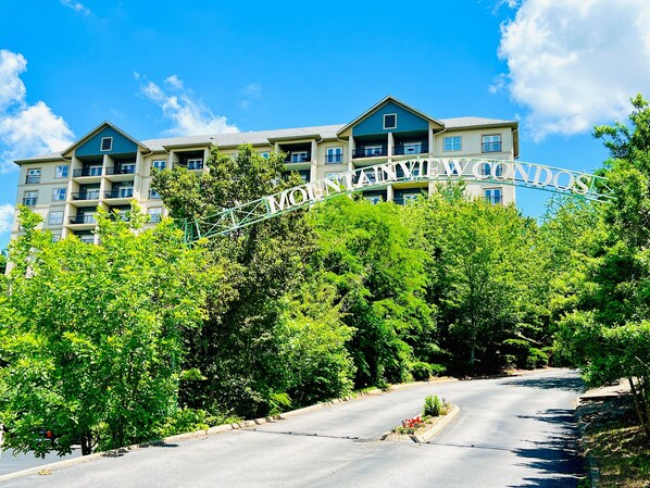 Exterior - Sleepy Bear Getaway (1-Bedroom Condo) with Pool and Mountain view by RedAwning (Pigeon Forge)
