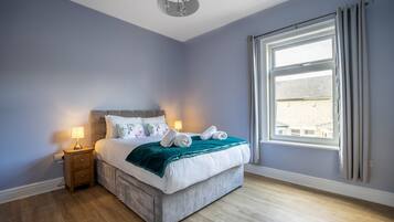 2 bedrooms, iron/ironing board, WiFi