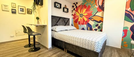 1 soverom, skrivebord, strykejern/-brett og wi-fi (inkludert)