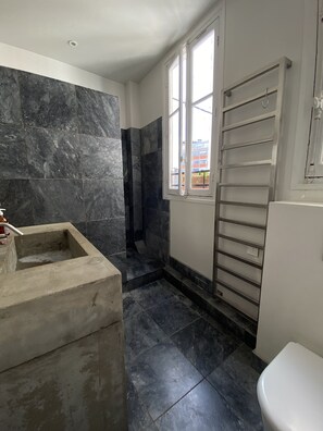 Douche, séchoir à cheveux, serviettes fournies, savon