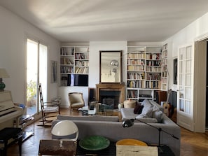 Fireplace, video games, printers - Large bright and quiet flat with large balcony, in the heart of the 2024 Olympic (Paris)