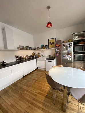 Fridge, microwave, oven, stovetop - Large bright and quiet flat with large balcony, in the heart of the 2024 Olympic (Paris)