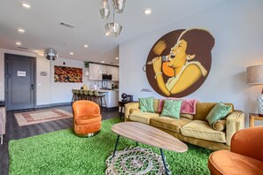 Smart-TV, Videospiele, Musikbibliothek, Stereoanlage